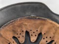 Luftwaffe, Stahlhelm Modell 1940. In allen Teilen original und zusammengehörig, Hersteller ET68. Ungereinigtes Stück, das Hakenkreuz beinahe vollständig erhalten