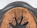 Luftwaffe, Stahlhelm Modell 1940. In allen Teilen original und zusammengehörig, Hersteller ET68. Ungereinigtes Stück, das Hakenkreuz beinahe vollständig erhalten