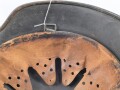 Luftwaffe, Stahlhelm Modell 1940. In allen Teilen original und zusammengehörig, Hersteller ET68. Ungereinigtes Stück, das Hakenkreuz beinahe vollständig erhalten