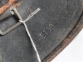 Luftwaffe, Stahlhelm Modell 1940. In allen Teilen original und zusammengehörig, Hersteller ET68. Ungereinigtes Stück, das Hakenkreuz beinahe vollständig erhalten