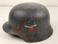 Luftwaffe, Stahlhelm Modell 1940. In allen Teilen original und zusammengehörig, Hersteller ET68. Ungereinigtes Stück, das Hakenkreuz beinahe vollständig erhalten