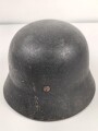 Luftwaffe, Stahlhelm Modell 1940. In allen Teilen original und zusammengehörig, Hersteller ET68. Ungereinigtes Stück, das Hakenkreuz beinahe vollständig erhalten