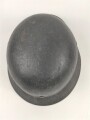 Luftwaffe, Stahlhelm Modell 1940. In allen Teilen original und zusammengehörig, Hersteller ET68. Ungereinigtes Stück, das Hakenkreuz beinahe vollständig erhalten