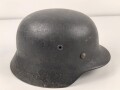 Luftwaffe, Stahlhelm Modell 1940. In allen Teilen original und zusammengehörig, Hersteller ET68. Ungereinigtes Stück, das Hakenkreuz beinahe vollständig erhalten