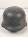Luftwaffe, Stahlhelm Modell 1940. In allen Teilen original und zusammengehörig, Hersteller ET68. Ungereinigtes Stück, das Hakenkreuz beinahe vollständig erhalten