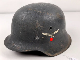 Luftwaffe, Stahlhelm Modell 1942.  In allen Teilen original und zusammengehörig, Hersteller ET66. Ungereinigtes Stück, das Hakenkreuz vollständig erhalten