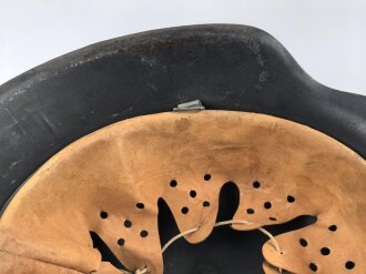 Luftwaffe, Stahlhelm Modell 1942.  In allen Teilen original und zusammengehörig, Hersteller ET66. Ungereinigtes Stück, das Hakenkreuz vollständig erhalten