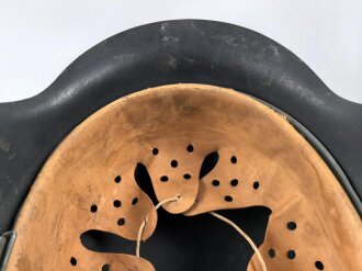 Luftwaffe, Stahlhelm Modell 1942.  In allen Teilen original und zusammengehörig, Hersteller ET66. Ungereinigtes Stück, das Hakenkreuz vollständig erhalten