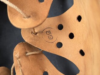 Luftwaffe, Stahlhelm Modell 1942.  In allen Teilen original und zusammengehörig, Hersteller ET66. Ungereinigtes Stück, das Hakenkreuz vollständig erhalten