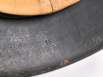 Luftwaffe, Stahlhelm Modell 1942.  In allen Teilen original und zusammengehörig, Hersteller ET66. Ungereinigtes Stück, das Hakenkreuz vollständig erhalten