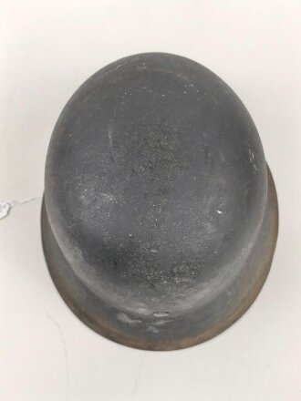 Luftwaffe, Stahlhelm Modell 1942.  In allen Teilen original und zusammengehörig, Hersteller ET66. Ungereinigtes Stück, das Hakenkreuz vollständig erhalten