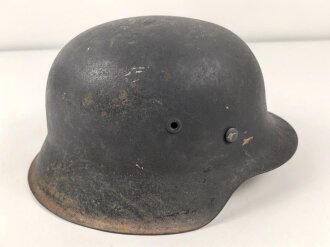 Luftwaffe, Stahlhelm Modell 1942.  In allen Teilen original und zusammengehörig, Hersteller ET66. Ungereinigtes Stück, das Hakenkreuz vollständig erhalten