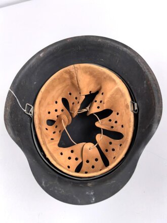 Luftwaffe, Stahlhelm Modell 1942.  In allen Teilen original und zusammengehörig, Hersteller ET66. Ungereinigtes Stück, das Hakenkreuz vollständig erhalten