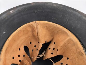 Luftwaffe, Stahlhelm Modell 1942.  In allen Teilen original und zusammengehörig, Hersteller ET66. Ungereinigtes Stück, das Hakenkreuz vollständig erhalten
