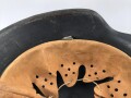 Luftwaffe, Stahlhelm Modell 1942.  In allen Teilen original und zusammengehörig, Hersteller ET66. Ungereinigtes Stück, das Hakenkreuz vollständig erhalten