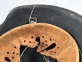 Luftwaffe, Stahlhelm Modell 1942.  In allen Teilen original und zusammengehörig, Hersteller ET66. Ungereinigtes Stück, das Hakenkreuz vollständig erhalten