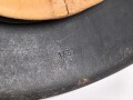 Luftwaffe, Stahlhelm Modell 1942.  In allen Teilen original und zusammengehörig, Hersteller ET66. Ungereinigtes Stück, das Hakenkreuz vollständig erhalten