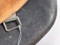 Luftwaffe, Stahlhelm Modell 1942.  In allen Teilen original und zusammengehörig, Hersteller ET66. Ungereinigtes Stück, das Hakenkreuz vollständig erhalten