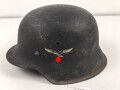 Luftwaffe, Stahlhelm Modell 1942.  In allen Teilen original und zusammengehörig, Hersteller ET66. Ungereinigtes Stück, das Hakenkreuz vollständig erhalten