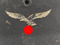 Luftwaffe, Stahlhelm Modell 1942.  In allen Teilen original und zusammengehörig, Hersteller ET66. Ungereinigtes Stück, das Hakenkreuz vollständig erhalten