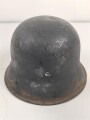 Luftwaffe, Stahlhelm Modell 1942.  In allen Teilen original und zusammengehörig, Hersteller ET66. Ungereinigtes Stück, das Hakenkreuz vollständig erhalten