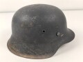 Luftwaffe, Stahlhelm Modell 1942.  In allen Teilen original und zusammengehörig, Hersteller ET66. Ungereinigtes Stück, das Hakenkreuz vollständig erhalten