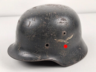 Luftwaffe, Stahlhelmglocke Modell 1935. Originallack, das Hakenkreuz passend zum Adler zu etwa 60-70% erhalten. SE66, ungereinigt