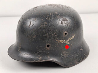 Luftwaffe, Stahlhelmglocke Modell 1935. Originallack, das Hakenkreuz passend zum Adler zu etwa 60-70% erhalten. SE66, ungereinigt