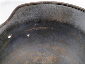 Luftwaffe, Stahlhelmglocke Modell 1935. Originallack, das Hakenkreuz passend zum Adler zu etwa 60-70% erhalten. SE66, ungereinigt