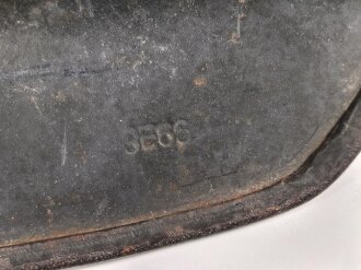 Luftwaffe, Stahlhelmglocke Modell 1935. Originallack, das Hakenkreuz passend zum Adler zu etwa 60-70% erhalten. SE66, ungereinigt