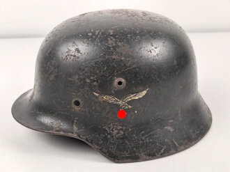 Luftwaffe, Stahlhelmglocke Modell 1935. Originallack, das Hakenkreuz passend zum Adler zu etwa 60-70% erhalten. SE66, ungereinigt