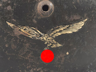 Luftwaffe, Stahlhelmglocke Modell 1935. Originallack, das Hakenkreuz passend zum Adler zu etwa 60-70% erhalten. SE66, ungereinigt
