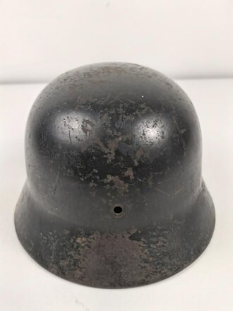Luftwaffe, Stahlhelmglocke Modell 1935. Originallack, das Hakenkreuz passend zum Adler zu etwa 60-70% erhalten. SE66, ungereinigt