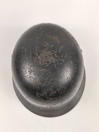 Luftwaffe, Stahlhelmglocke Modell 1935. Originallack, das Hakenkreuz passend zum Adler zu etwa 60-70% erhalten. SE66, ungereinigt