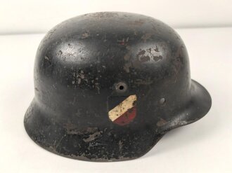 Luftwaffe, Stahlhelmglocke Modell 1935. Originallack, das Hakenkreuz passend zum Adler zu etwa 60-70% erhalten. SE66, ungereinigt