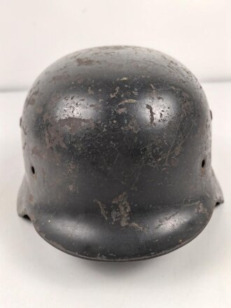 Luftwaffe, Stahlhelmglocke Modell 1935. Originallack, das Hakenkreuz passend zum Adler zu etwa 60-70% erhalten. SE66, ungereinigt