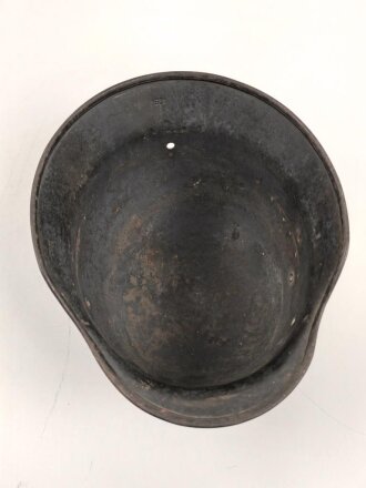 Luftwaffe, Stahlhelmglocke Modell 1935. Originallack, das Hakenkreuz passend zum Adler zu etwa 60-70% erhalten. SE66, ungereinigt