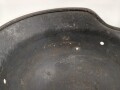 Luftwaffe, Stahlhelmglocke Modell 1935. Originallack, das Hakenkreuz passend zum Adler zu etwa 60-70% erhalten. SE66, ungereinigt