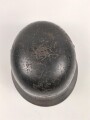 Luftwaffe, Stahlhelmglocke Modell 1935. Originallack, das Hakenkreuz passend zum Adler zu etwa 60-70% erhalten. SE66, ungereinigt
