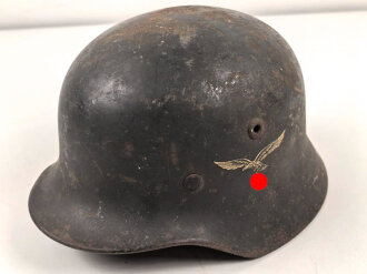 Luftwaffe, Stahlhelm Modell 1940.  In allen Teilen original und zusammengehörig, Hersteller nicht lesbar, 66er Glocke. Ungereinigtes Stück, das Hakenkreuz vollständig erhalten