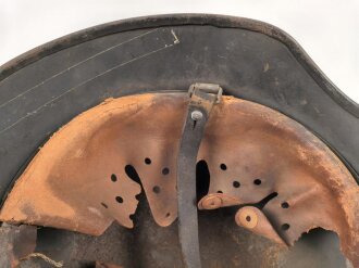 Luftwaffe, Stahlhelm Modell 1940.  In allen Teilen original und zusammengehörig, Hersteller nicht lesbar, 66er Glocke. Ungereinigtes Stück, das Hakenkreuz vollständig erhalten
