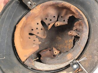 Luftwaffe, Stahlhelm Modell 1940.  In allen Teilen original und zusammengehörig, Hersteller nicht lesbar, 66er Glocke. Ungereinigtes Stück, das Hakenkreuz vollständig erhalten