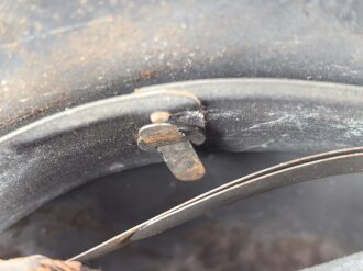 Luftwaffe, Stahlhelm Modell 1940.  In allen Teilen original und zusammengehörig, Hersteller nicht lesbar, 66er Glocke. Ungereinigtes Stück, das Hakenkreuz vollständig erhalten
