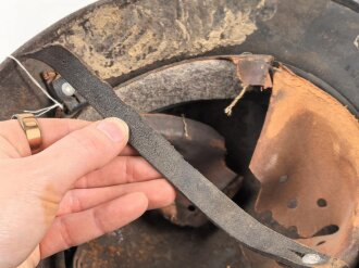 Luftwaffe, Stahlhelm Modell 1940.  In allen Teilen original und zusammengehörig, Hersteller nicht lesbar, 66er Glocke. Ungereinigtes Stück, das Hakenkreuz vollständig erhalten