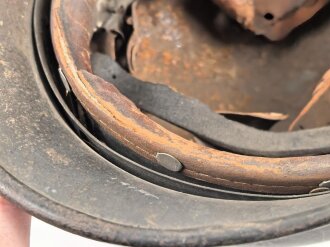 Luftwaffe, Stahlhelm Modell 1940.  In allen Teilen original und zusammengehörig, Hersteller nicht lesbar, 66er Glocke. Ungereinigtes Stück, das Hakenkreuz vollständig erhalten