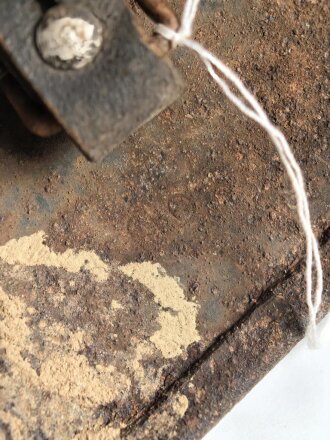 Luftwaffe, Stahlhelm Modell 1940.  In allen Teilen original und zusammengehörig, Hersteller nicht lesbar, 66er Glocke. Ungereinigtes Stück, das Hakenkreuz vollständig erhalten