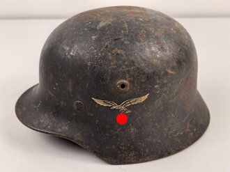 Luftwaffe, Stahlhelm Modell 1940.  In allen Teilen original und zusammengehörig, Hersteller nicht lesbar, 66er Glocke. Ungereinigtes Stück, das Hakenkreuz vollständig erhalten