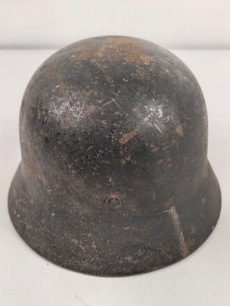Luftwaffe, Stahlhelm Modell 1940.  In allen Teilen original und zusammengehörig, Hersteller nicht lesbar, 66er Glocke. Ungereinigtes Stück, das Hakenkreuz vollständig erhalten