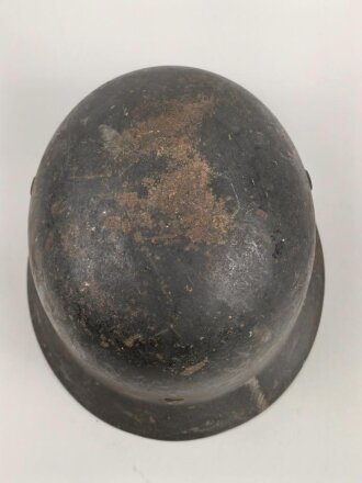Luftwaffe, Stahlhelm Modell 1940.  In allen Teilen original und zusammengehörig, Hersteller nicht lesbar, 66er Glocke. Ungereinigtes Stück, das Hakenkreuz vollständig erhalten