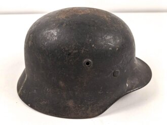 Luftwaffe, Stahlhelm Modell 1940.  In allen Teilen original und zusammengehörig, Hersteller nicht lesbar, 66er Glocke. Ungereinigtes Stück, das Hakenkreuz vollständig erhalten